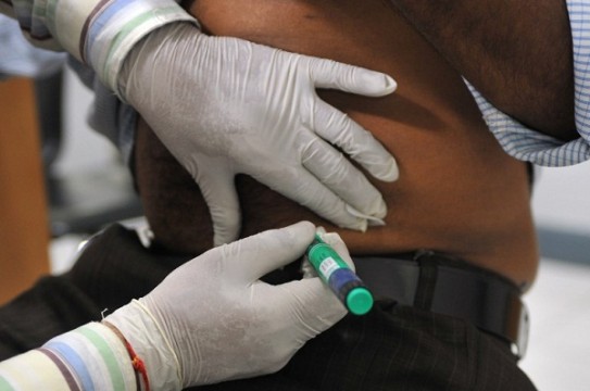 A medical assistant administers an insulin shot to a diabetes patient at a private clinic in New Delhi on November 8, 2011.  India is facing a twin epidemic of diabetes and high blood pressure, doctors have warned, after the results of a countrywide study suggested that one in five people had both conditions. AFP PHOTO/ SAJJAD HUSSAIN
